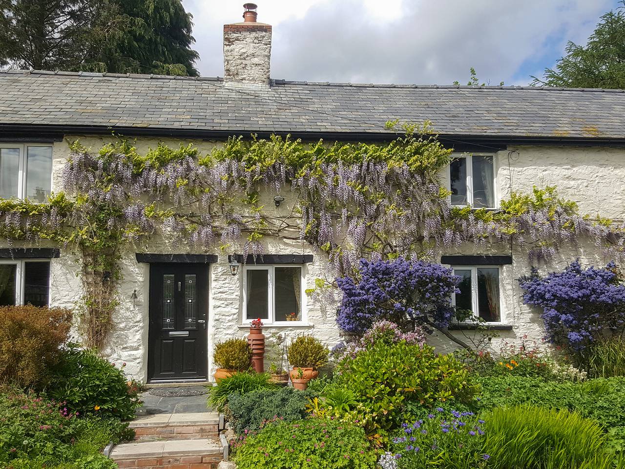 Holiday Rental for 8 People in Llanrhaeadr-ym-Mochnant, Mid-Wales