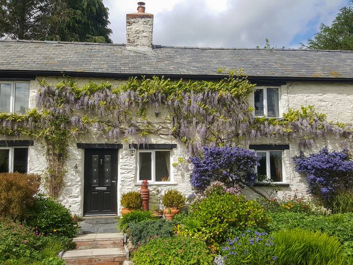 Cottage for 8 people in Mid-Wales
