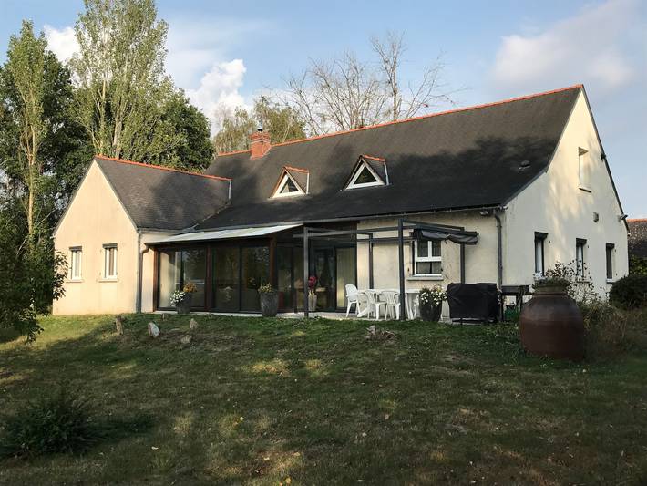 Gîte pour 15 personnes, avec Jacuzzi et Terrasse ainsi que Jardin et Vue sur le lac dans Centre-Val de Loire