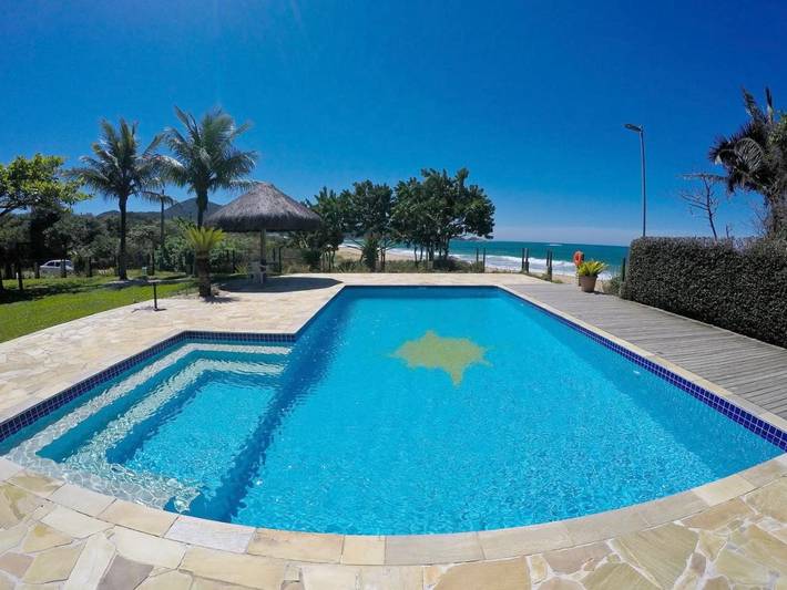 Casas e apartamentos de temporada para 5 pessoas, com piscina e jardim e ainda vista em Balneário Camboriú