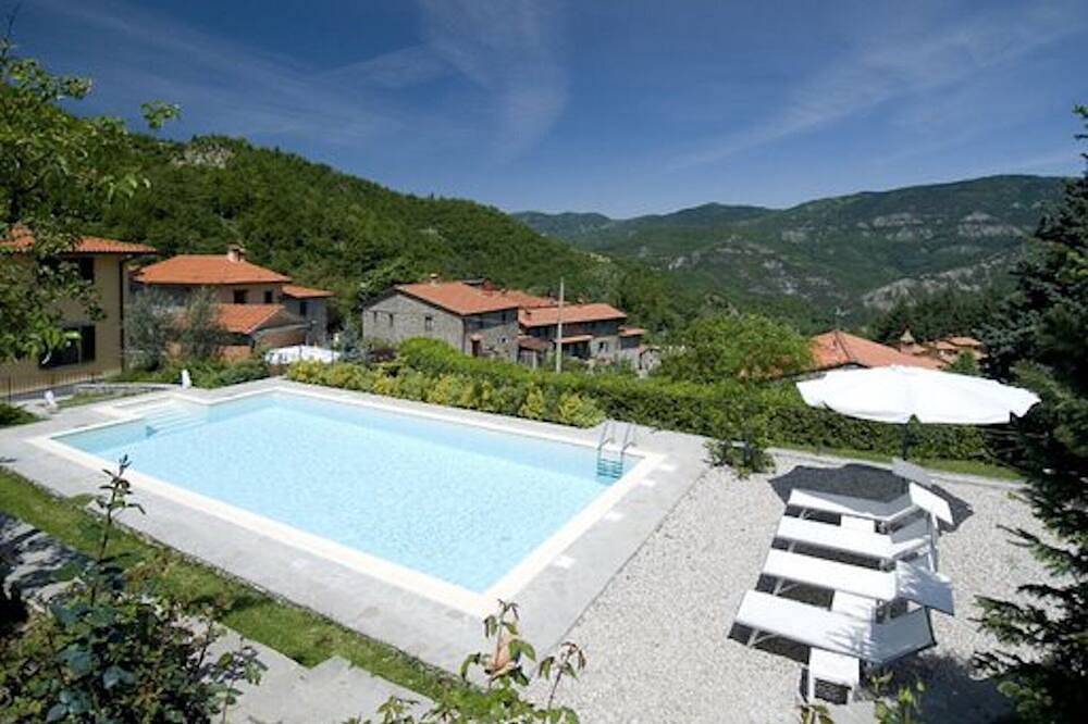 Private Tuscany Villa near Florence-Saltwater Pool, Heated Jacuzzi&Cooking Class in San Godenzo, Florenz Provinz
