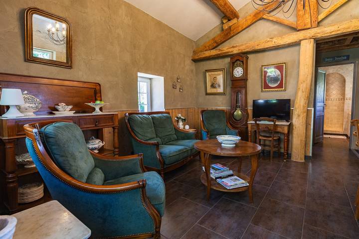 Magnanería renovada en finca arbolada de 20.000 m² in Charmes-sur-Rhône, Privas (distrito)