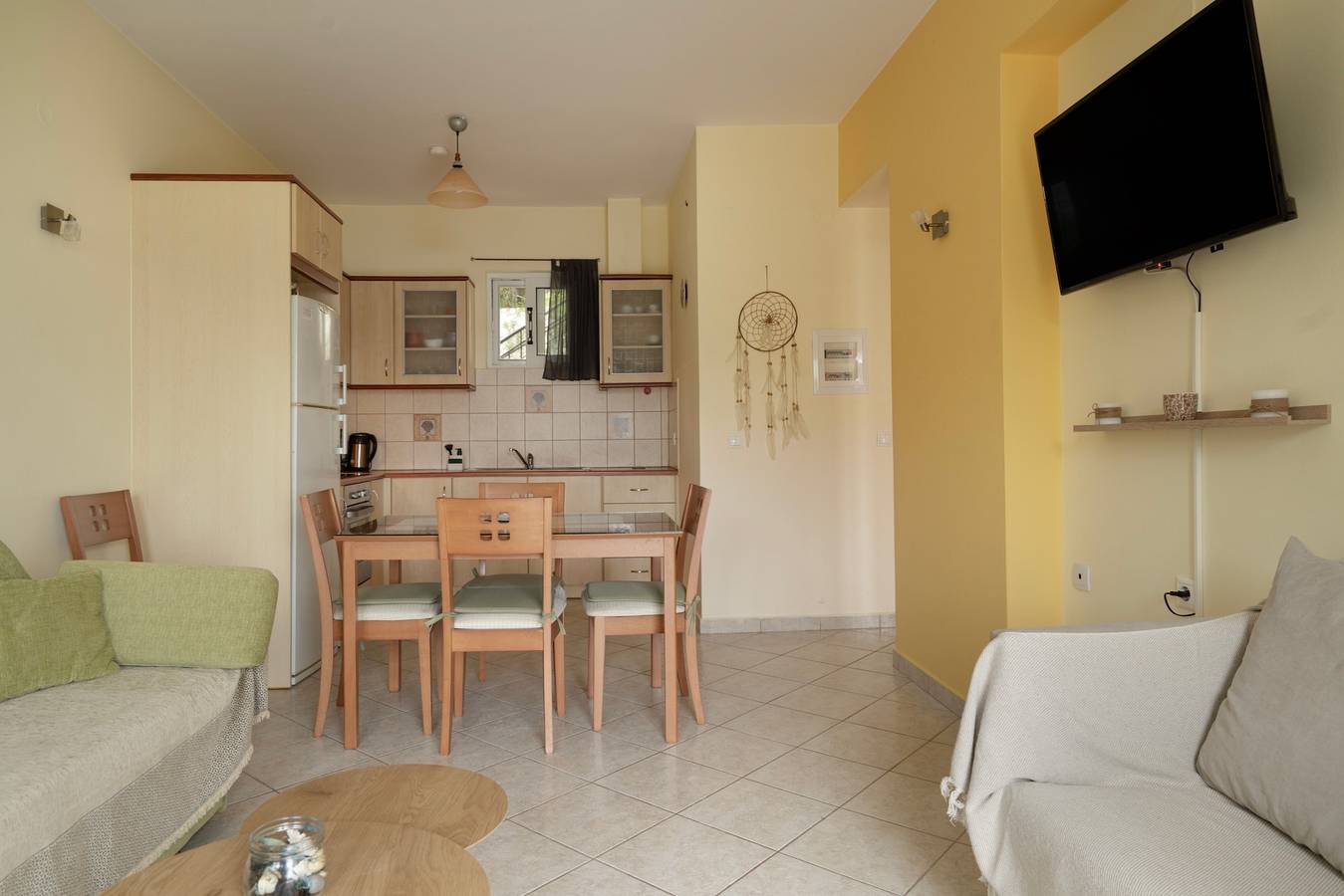 Appartement entier, Appartement 'Vardia Room' avec vue mer, Wi-Fi et climatisation in Poros (Leucade), Grèce