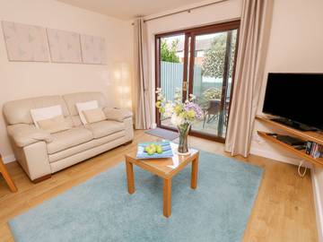 Log Cabin for 4 People in Poole, Poole Harbour, Photo 2