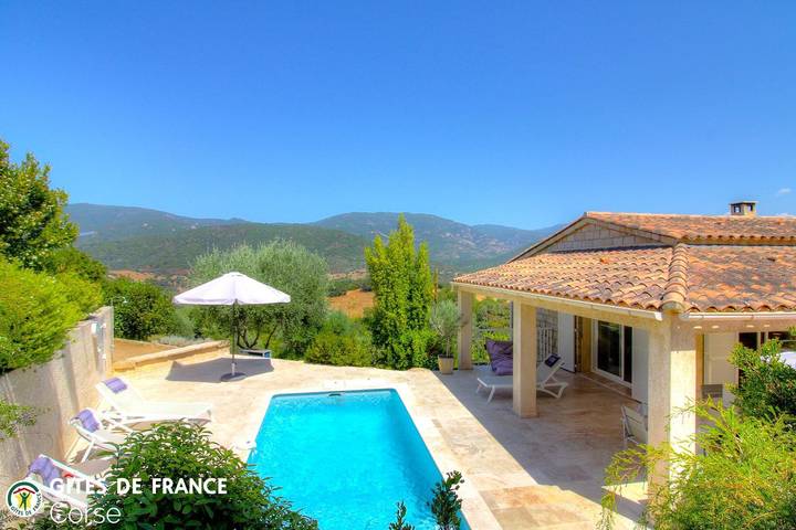 Gîte pour 6 personnes, avec Terrasse et Jardin ainsi que Piscine et Vue à Sollacaro