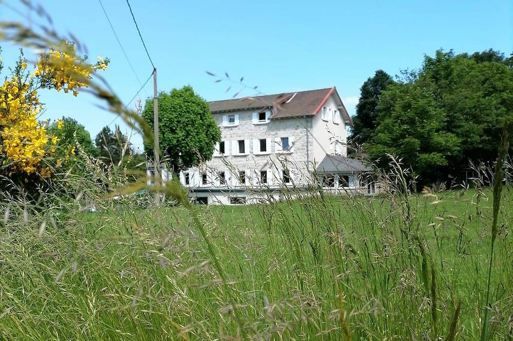 Group gîte with single rooms, no dormitories, in the heart of nature. in Le Chambon-sur-Lignon, Massif Central