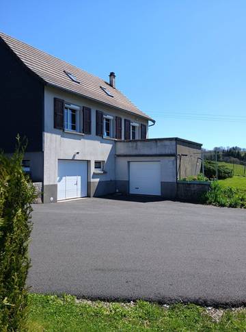 Gîte pour 4 personnes, avec terrasse et jardin à Tauves