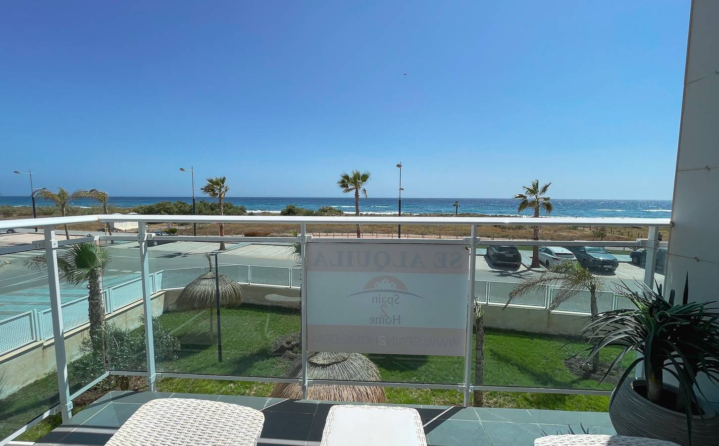 Geheel appartement, Licht Strandappartement met Zee- en Uitzicht op de Bergen in Torrox Costa, Torrox