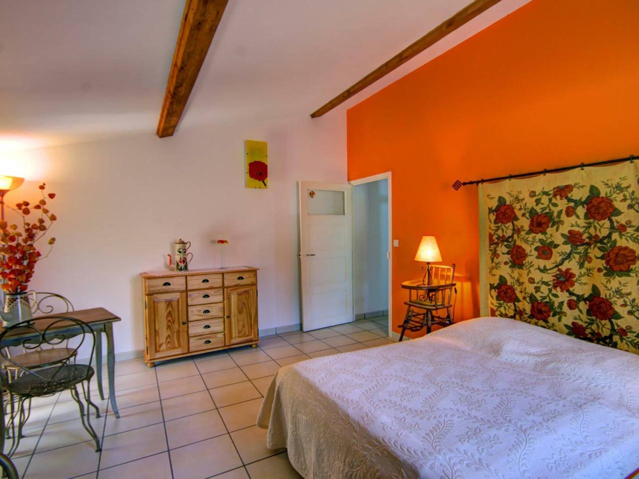 Gîte Bellevue à Marols pour 6 personnes avec charmante cour fermée in Marols, Montbrison