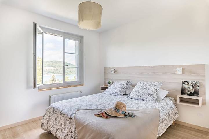 Location de vacances pour 6 personnes, avec jardin ainsi que jacuzzi et terrasse à Bilieu - 3