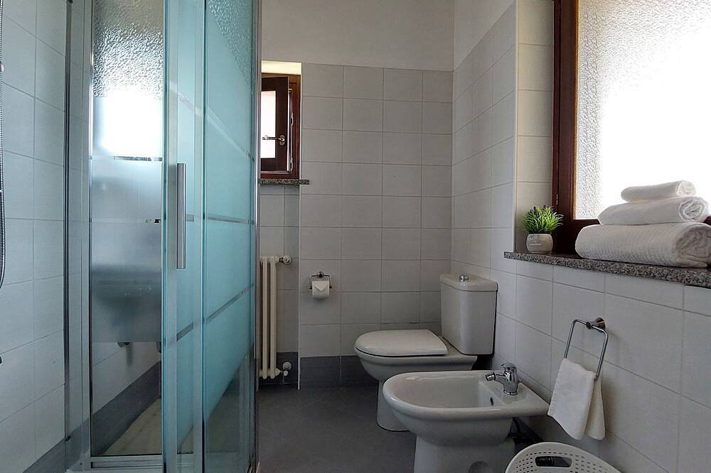 Arona, Lake Maggiore. Entire accommodation + parking space in Arona (Lago Maggiore), Municipio de Arona