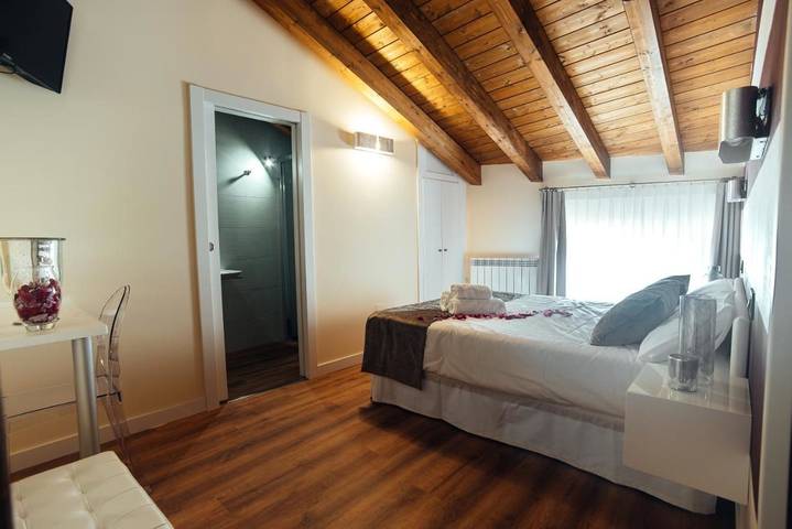 Hotel para 2 personas, con vistas además de jardín y terraza en Pinares (Soria) - 3