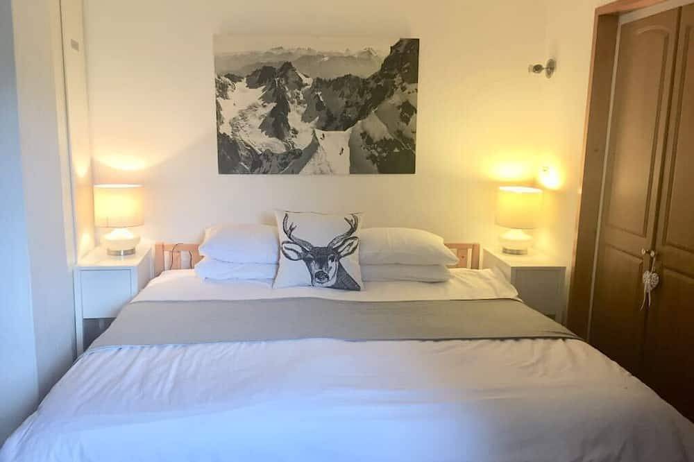 Entire apartment, La Taniere  - spacious ski-in/ski-out apartment in Les Gets located on the piste in Les Gets, Les Portes du Soleil