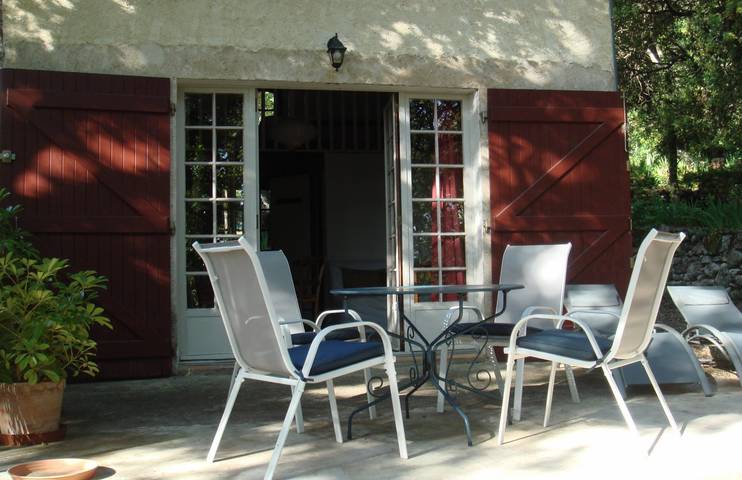 Gîte pour 3 personnes, avec jardin, animaux acceptés à Lacoste