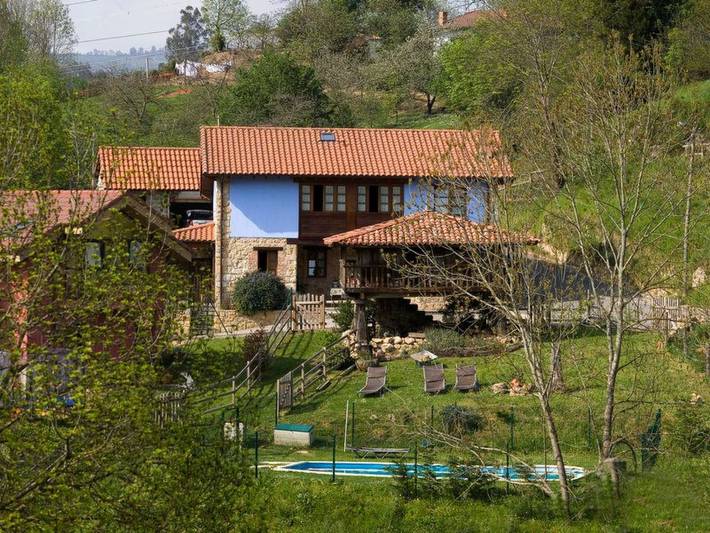 Agriturismo per 4 persone, con Terrazza e Giardino nonché Piscina a Nava