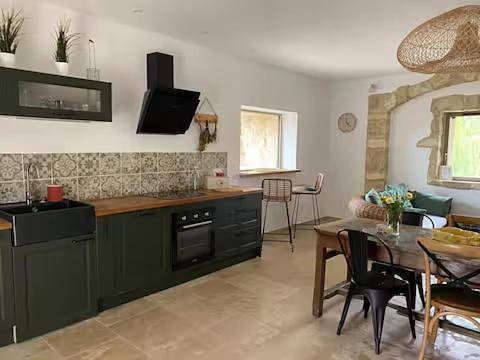 Location de vacances pour 2 personnes, avec piscine ainsi que terrasse et vue, animaux acceptés à Saint-Mitre-les-Remparts - 4