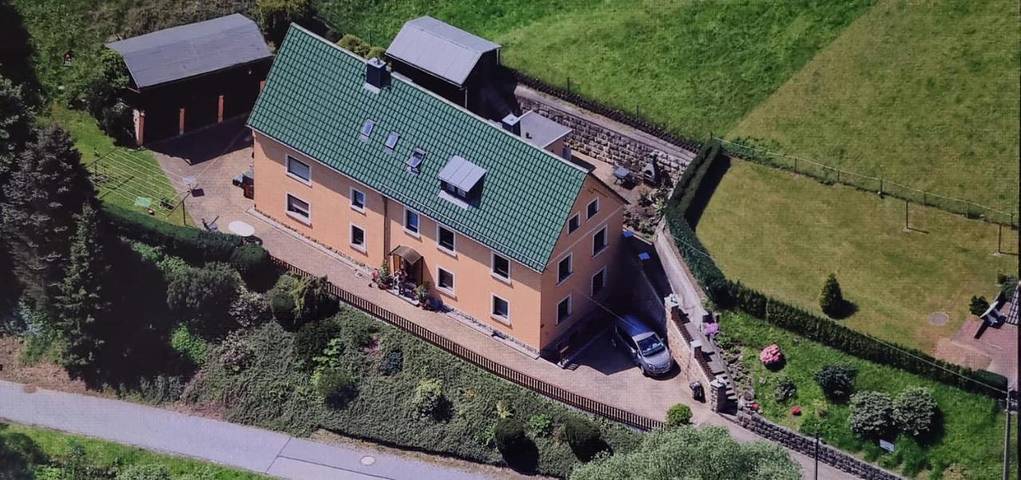 Ferienwohnung für 4 Personen, mit Terrasse und Garten sowie Sauna und Ausblick in Lichtenhain