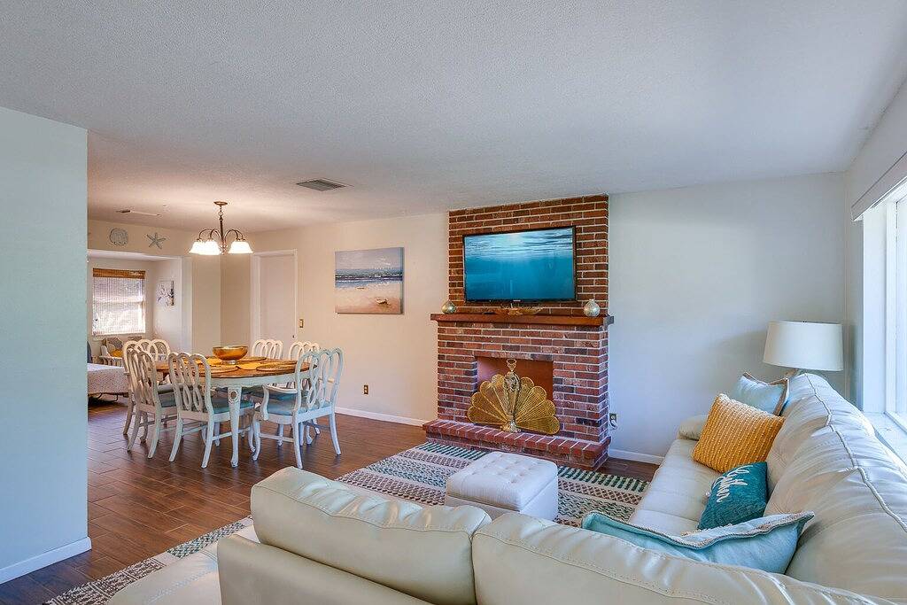 ⭐️Perfect for Families & Groups⭐️7mi-Beach/Dwtn🏖 Bbq⭐️Fire-Pit⭐️Dogs Welcome! in Largo, Pinellas County