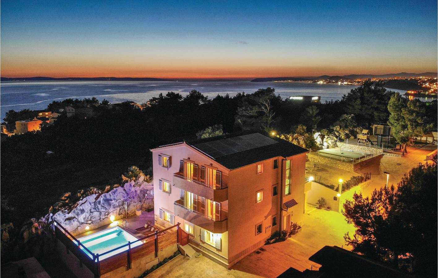 Cozy Apartment with Pool & Terrace, 2km from Strobec Beach in Podstrana, Split-Dalmatia