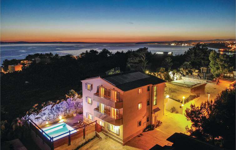 Acogedor apartamento con piscina y terraza, a 2 km de la playa de Strobec in Podstrana, Condado de Split-Dalmacia
