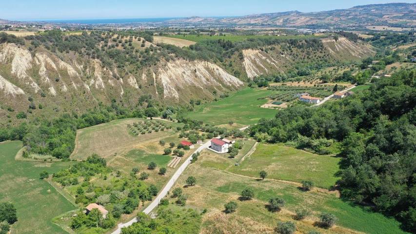 Location de vacances pour 10 personnes, avec vue et jardin à Notaresco - 2