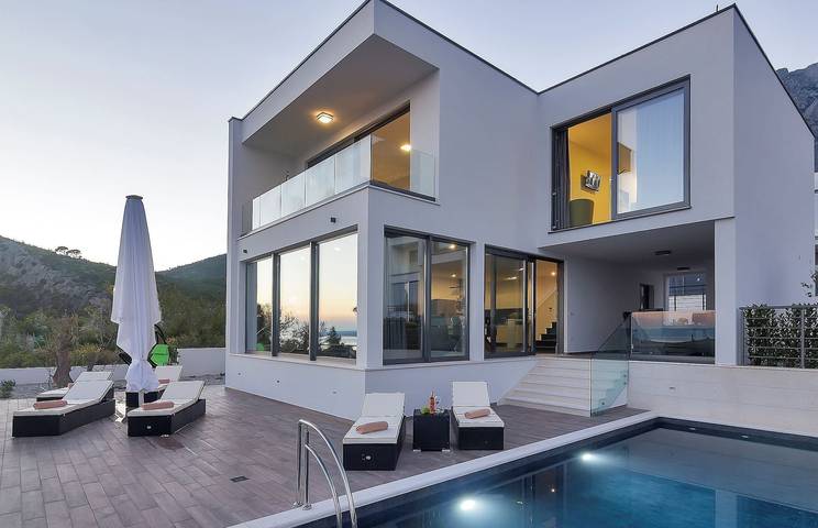 Ferienhaus für 6 Personen, mit Meerblick und Balkon sowie Terrasse und Garten in Makarska