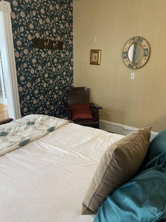 Ah #7 · Ah #7 Queen Mayo Suite w/Fridge/Micro/Shower/Tub in Wabasha, Wabasha County