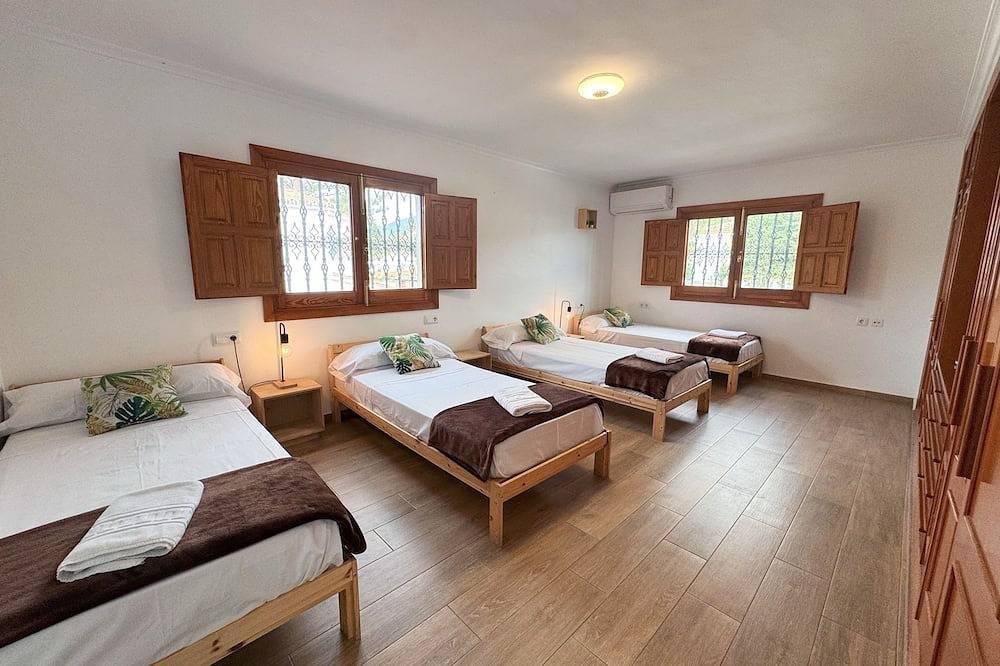 Huge Andalusian style villa with pool and barbecue in Benalmádena coast in Arroyo de La Miel, Benalmádena