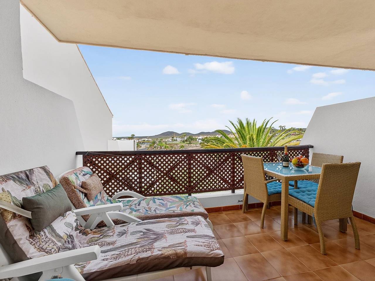 Entire holiday apartment, Cozy Apartment with Pool & Balcony, 900m to Beach in Las Adelfas, San Miguel de Abona