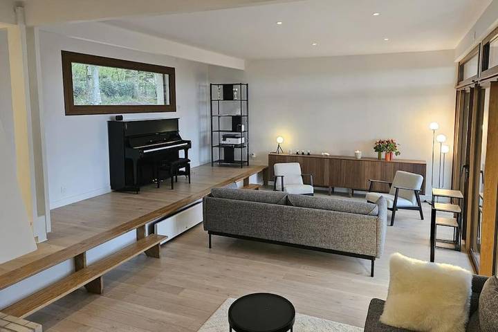 Location de vacances pour 8 personnes, avec Terrasse et Jardin ainsi que Piscine et Vue à Saint-Gatien-des-Bois