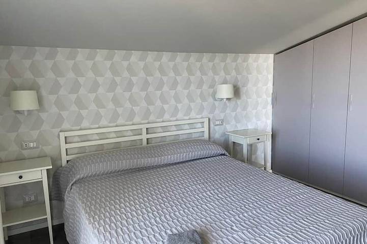 Ganze Wohnung, Beachfront apartment with fantastic terrace facing the Ionian Sea in Ionische Küste Kalabrien