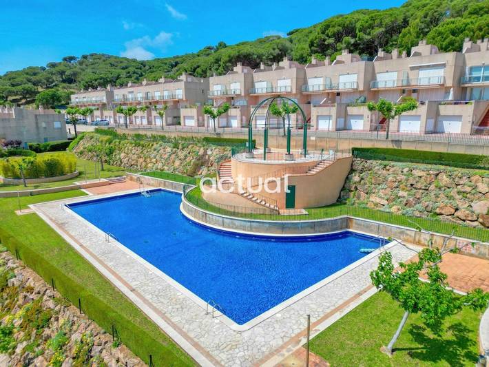 Ferienhaus für 6 Personen, mit Balkon und Terrasse sowie Garten und Pool