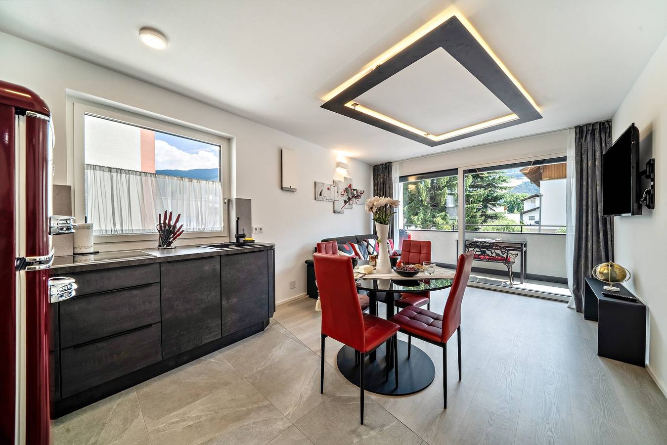 Entire apartment, "Il Cuore Rosso" holiday flat - new build in the centre with mountain views, balcony and Ac in Naturns, Texel Group