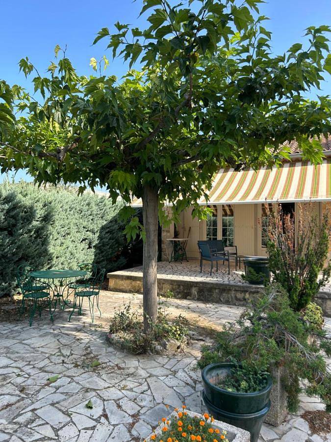 Location de vacances pour 4 personnes, avec vue ainsi que jardin et terrasse à Lagarde-Paréol - 4