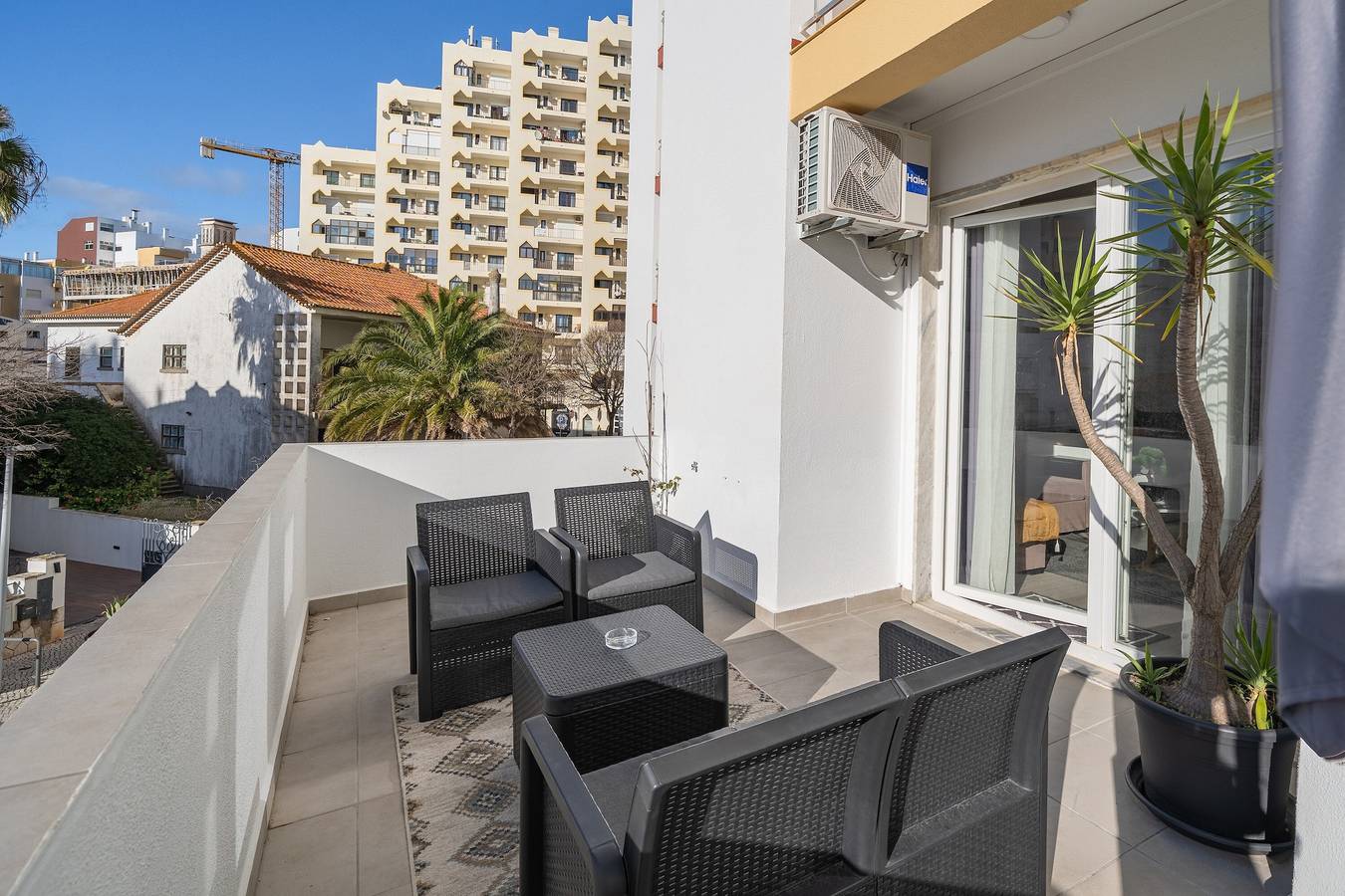 Appartamento intero, Appartamento 'Zizas House T2 Palace' con Vista Mare, Wi-Fi e Aria Condizionata in Praia da Rocha, Portimao