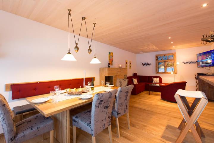 Ferienwohnung für 8 Personen, mit Balkon und Terrasse sowie Garten und Pool