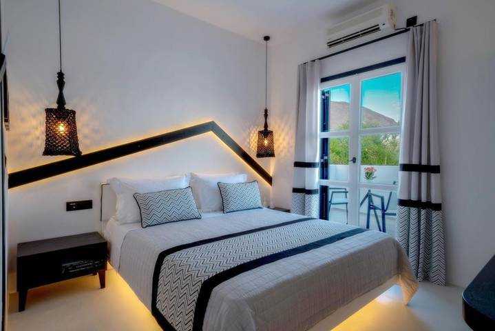 Chambre d’hôte pour 3 personnes, avec Balcon et Jardin ainsi que Piscine et Vue à Perissa