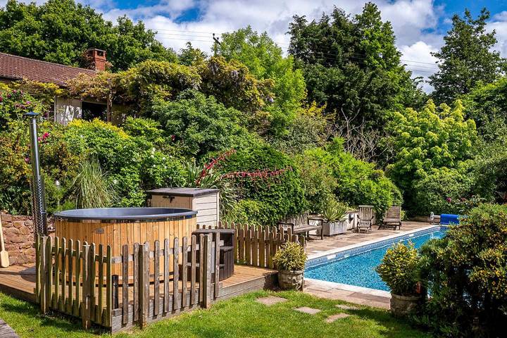 Villa with pool for 19 people, with garden and hot tub as well as terrace in England