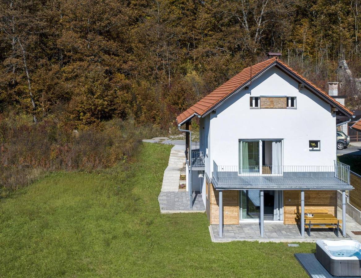 Three-Bedroom House in Lovinac, Naturpark Velebit