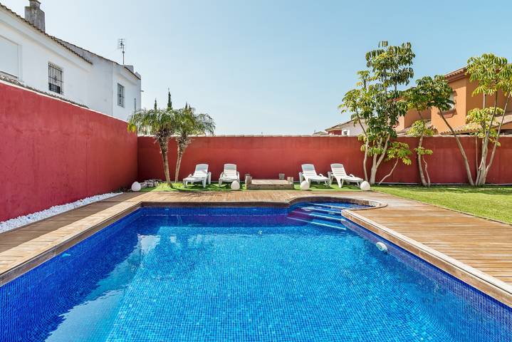 Klimatisierte Villa mit schönem Pool, Terrasse, Garten & WLAN; Haustiere erlaubt, Parkplätze vorhanden in Los Gallos-Cerromolino, Chiclana de la Frontera