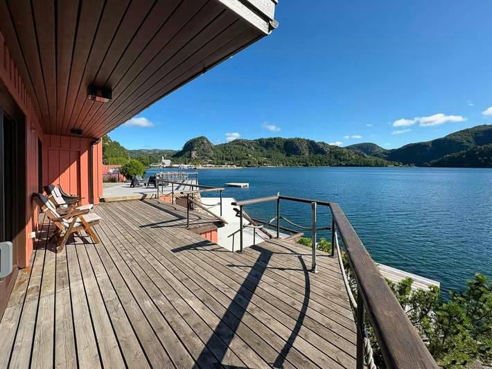 Retro-Strandhaus mit Steg am Åptafjord in Farsund