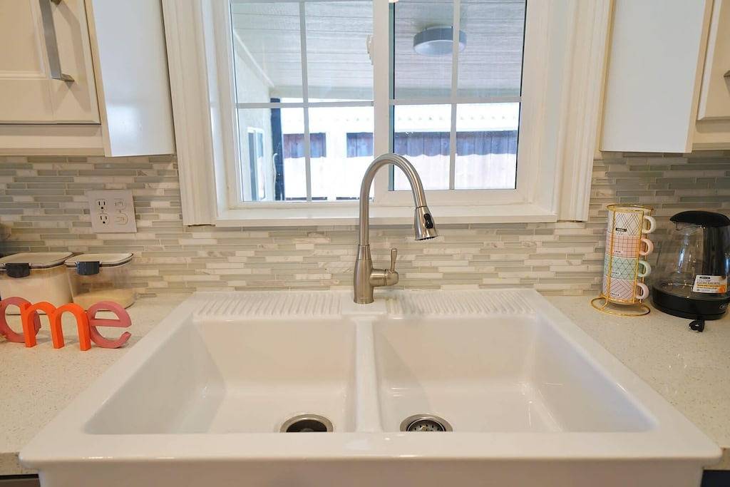 @ Marbella Lane - Vibrant 4Br Rwc | Ldry + P in Redwood City, Silicon Valley