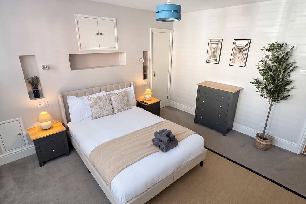 Bright 2-Bed Garden Flat, Central Guildford in Guildford, Surrey