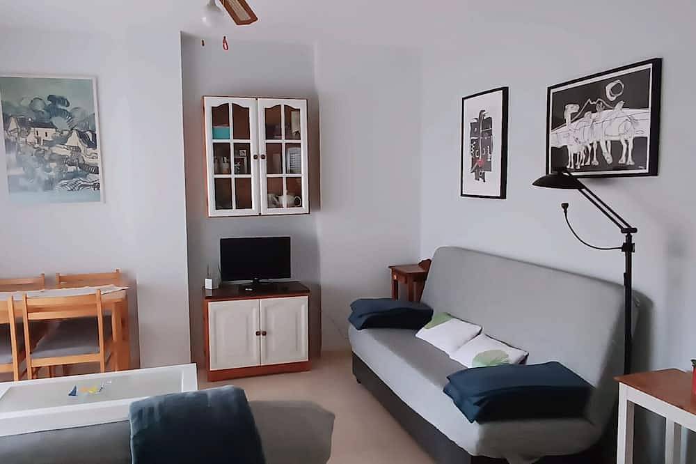 Apartamento entero, Apartamento 'Brisa y Mar' con piscina compartida, terraza privada y Wi-Fi in Urbanización La Perla de Andalucía, Calahonda