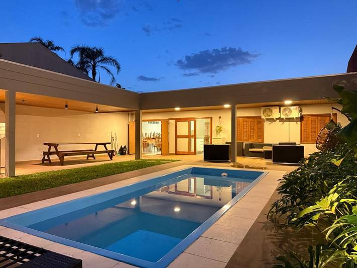 Casas e apartamentos de temporada para 10 pessoas, com balcão e piscina e ainda jardim em Xangri-lá