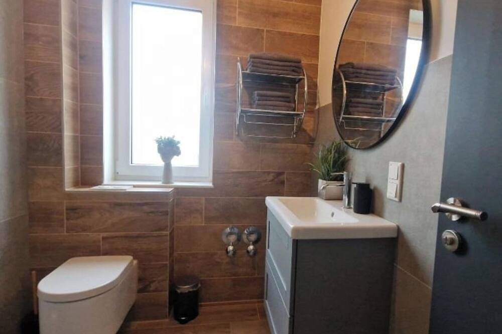 Ganze Wohnung, Großzügige 2 Zimmer Ferienwohnung mit Balkon, offener Küche bis zu 4 Gästen ! in Vegesack, Bremen
