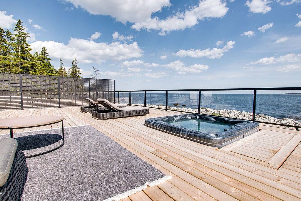 Peaceful Oceanfront Cabine Hot Tub, Sauna-All Weather Domes-Private in Region of Queens Municipality, Queens County