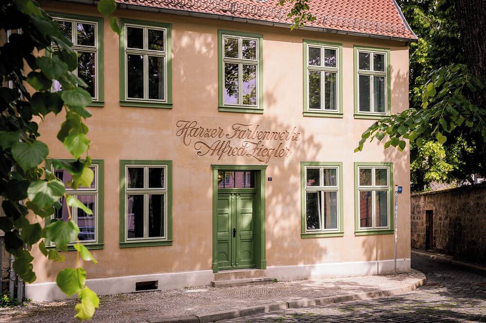 Ganze Wohnung, Übernachten im Denkmal, mit Blick in die Bäume mitten in der Altstadt in Halberstadt, Magdeburger Börde
