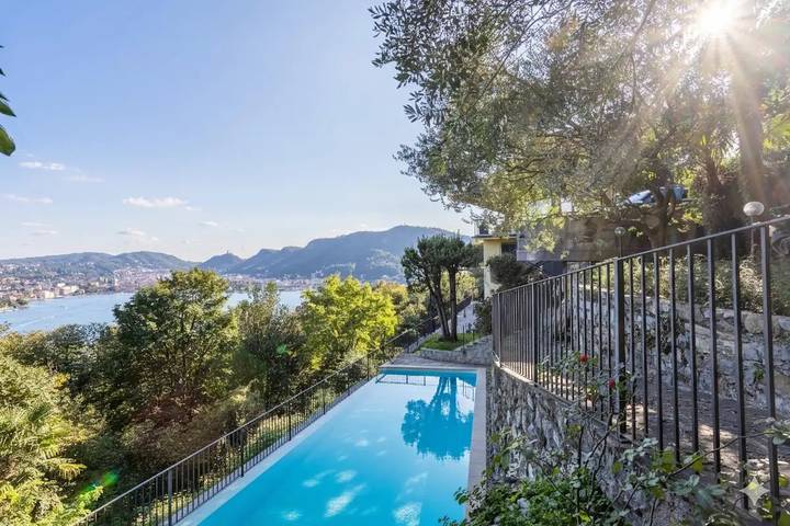Villa für 10 Personen, mit Ausblick und Seeblick sowie Garten in Como