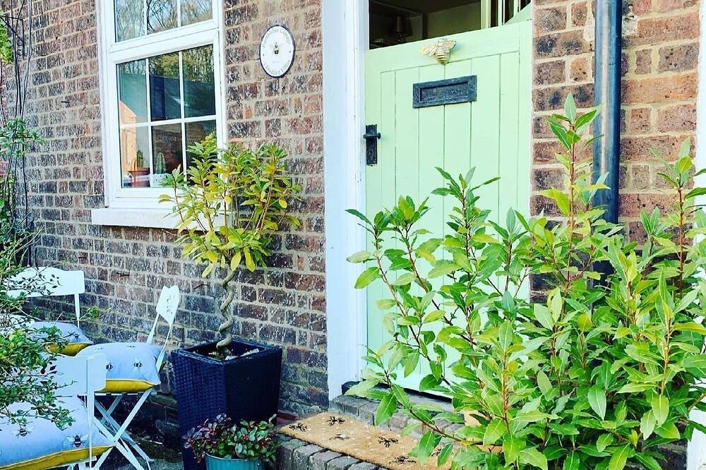 Bumblebee Cottage - a 19th Century Cottage in Area of Outstanding Natural Beauty in Hertfordshire